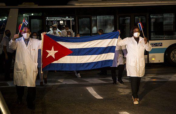Regreso de médicos cubanos
