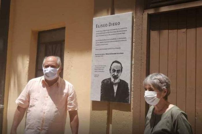 Tarja conmemorativa en homenaje al centenario del natalicio de Eliseo Diego, a la derecha la hija del poeta, Josefina de Diego