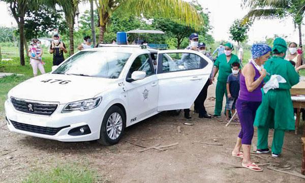 Policía traslada a madre que tuvo parto gemelar