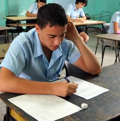 Estudiante haciendo un examen 