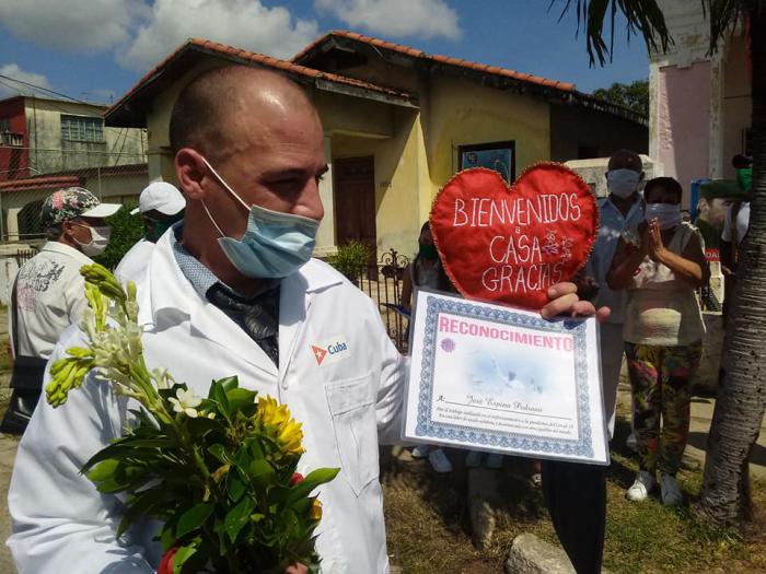 Recibimiento a médico  cubano que llega de cumplir misión internacionalista