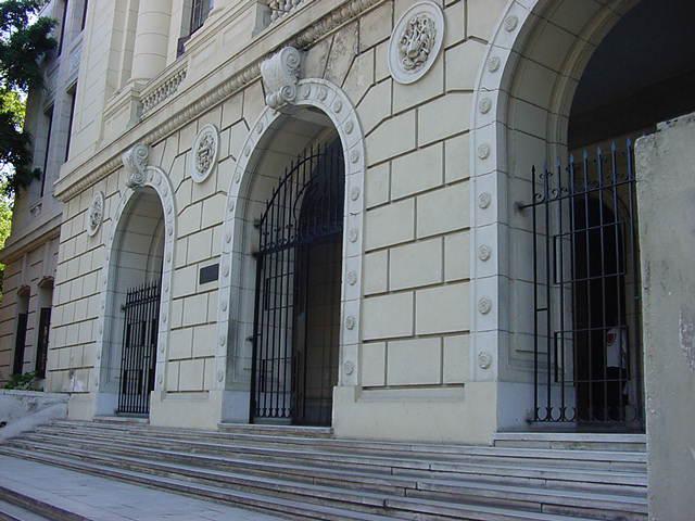 Fachada de la Facultad de Física de la Universidad de La Habana