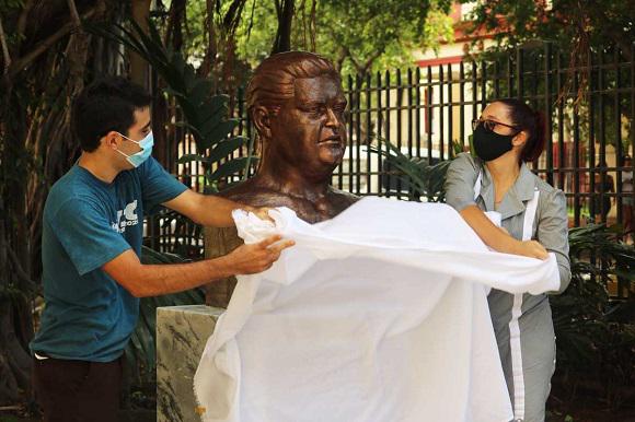 Momento en que develan busto de José Antonio Echeverría