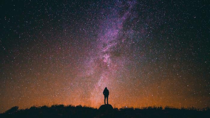 hombre observando el cielo