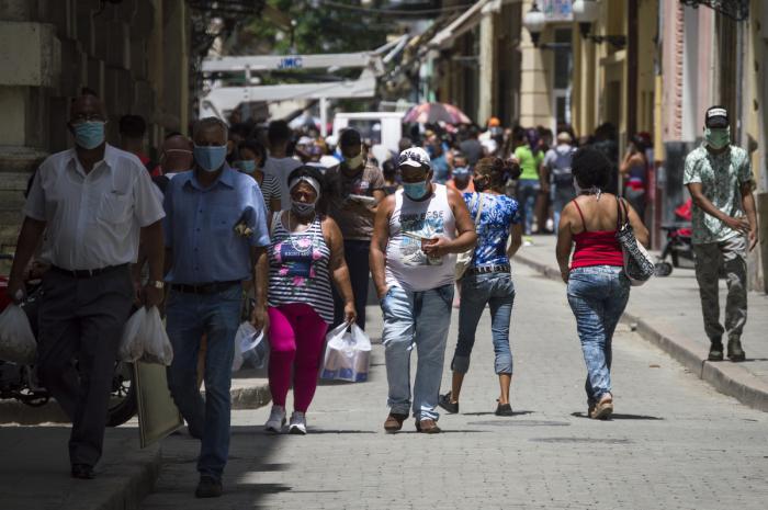 Multitud de personas con nasobuco