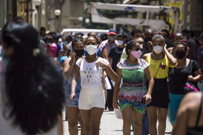 Multitud de personas con nasobuco