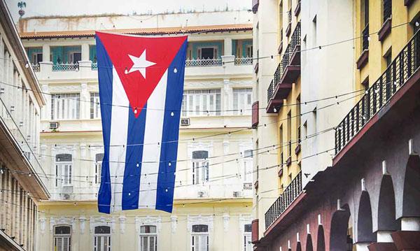 Bandera cubana en calle de la ciudad