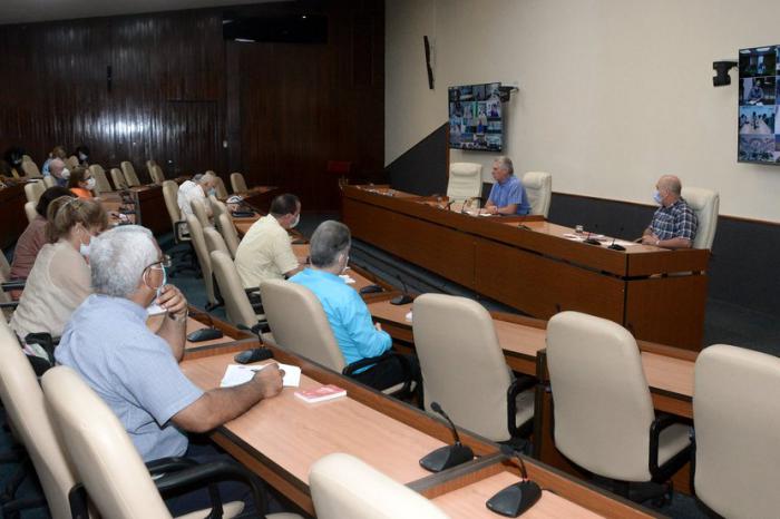 El presidente de la República Miguel Díaz Canel habla en la reunión del grupo de trabajo