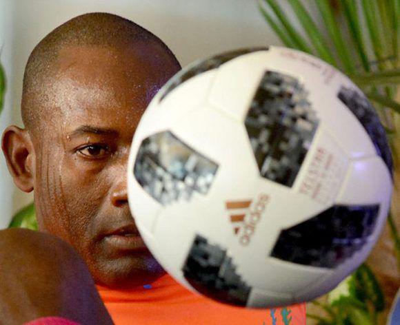 Erick Hernández impone, desde su casa, nuevo récord en dominio del balón