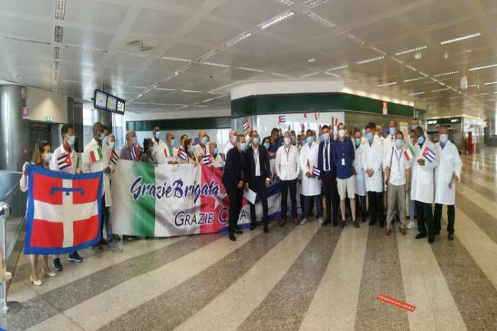 Médicos cubanos momentos antes de partir de Italia