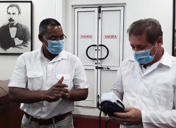Ciudadano italiano que radica en La Habana dona a Salud Pública de la capital monitor de presión arterial 