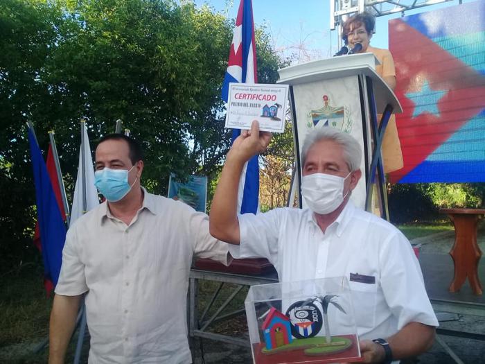 Los Comités de Defensa de la Revolución reconocieron con el Premio del Barrio, al doctor Francisco Alberto Durán García