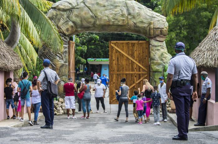 entrada de personas en el parque forestal