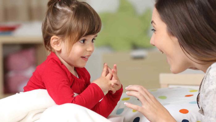 Muchacha contando historia a una niña