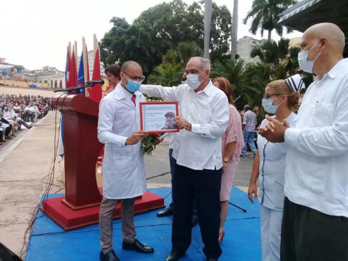 Acto de graduación de médicos y técnicos de la salud. personas usando nasobuco