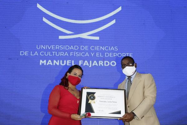 Graduación en la Universidad del deporte Manuel Fajardo