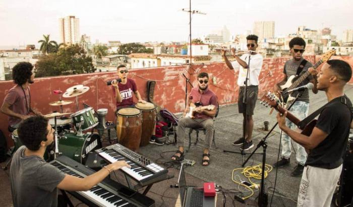 Tobías Alfonso y su banda Los monos lácteos tocando en una azotea en La Habana