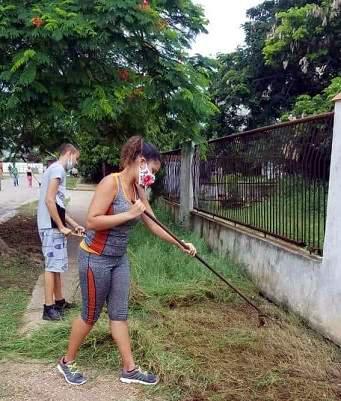 Jóvenes de La Habana del Este participan en campamento atípico de verano. personas con nasobuco