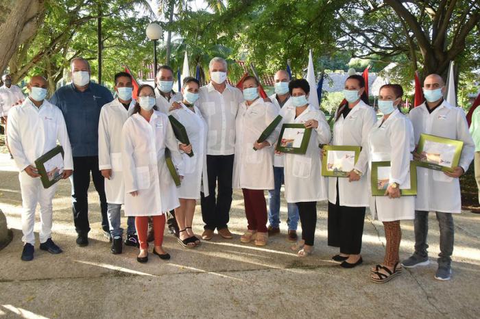 Presidente de la República con los integrantes de las brigadas médicas “Henry Reeve” que enfrentaron a la COVID-19 en la ciudad italiana de Turín y en San Vicente y las Granadinas.
