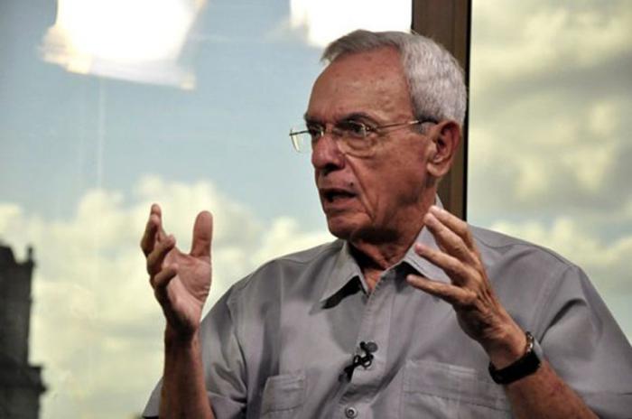 El Historiador de La Habana nació en la capital el 11 de septiembre de 1942, fue miembro del Comité Central del Partido Comunista de Cuba y diputado a la Asamblea Nacional del Poder Popular. 