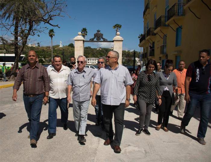 Eusebio Leal recorre zonas de La Habana Vieja junto a autoridades de la capital