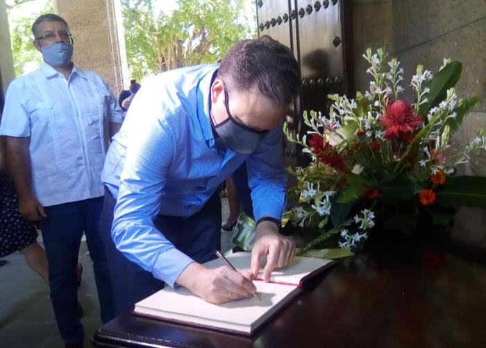 Luis Morlote, presidente de la UNEAC firma el libro de condolencias por el fallecimiento de Eusebio Leal