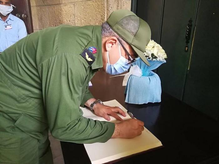 Luis Antonio Torres Iríbar firmando libro de condolencias por el fallecimiento de Eusebio Leal