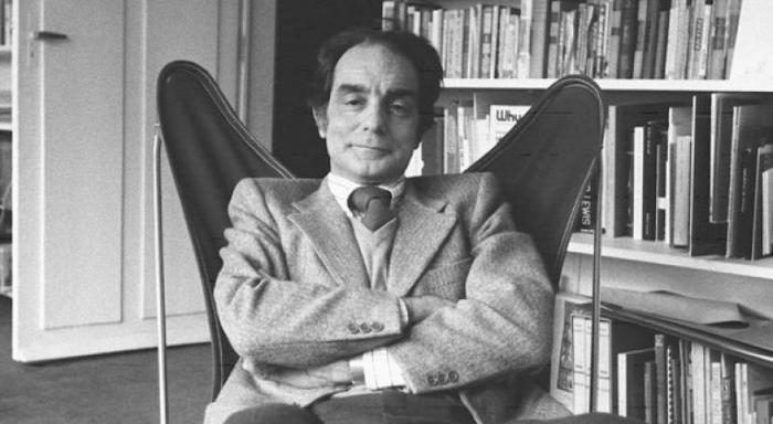 Ítalo Calvino sentado