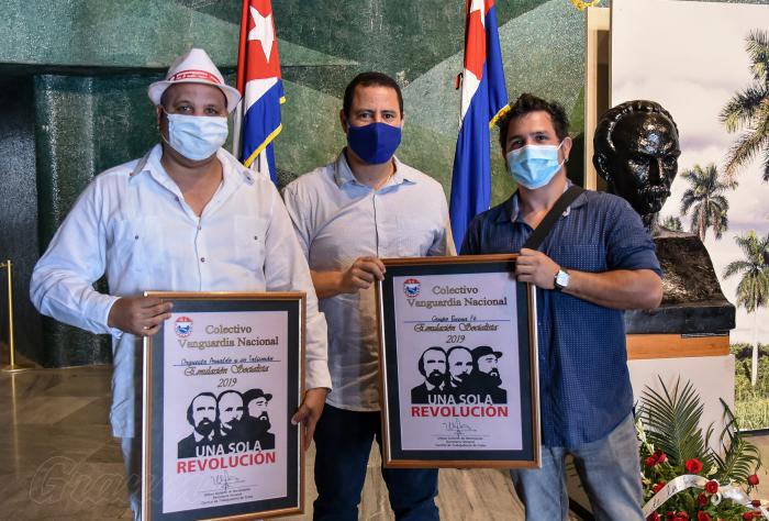 Buena Fé y Arnaldo Rodríguez cuando reciben la condición de Vanguardia Nacional 