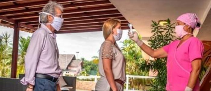 turistas que le toman la temperatura 