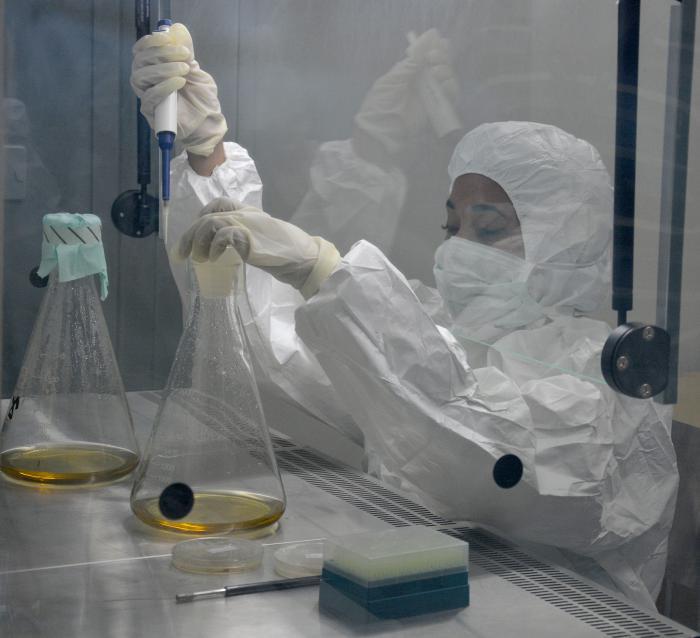 Científica trabajando en un laboratorio