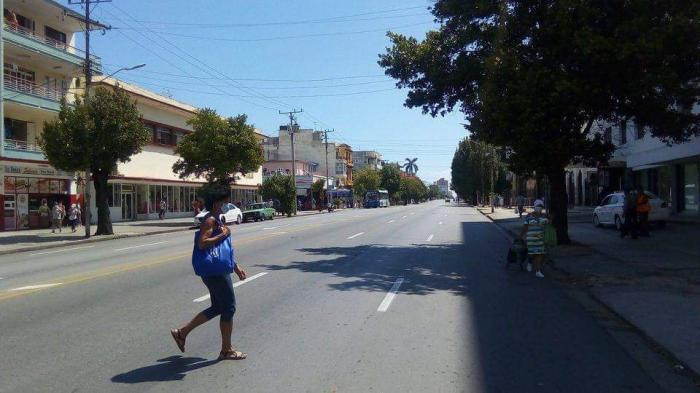 Persona cruzando la calle 23 en Vedado, La Habana