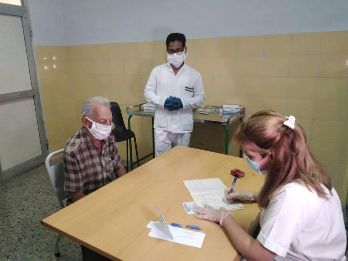 Dra. Kirenia Sera Herrero, Especialista en 1er. Grado de Medicina General Integral atiende a paciente que se realizará el test rápido para determinar si padece COVID-19