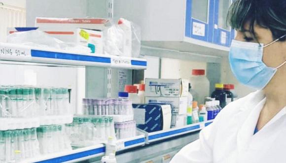 Científica cubana junto a varios medicamentos fabricados en Cuba