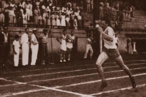 Entra victorioso a la meta en la carrera de 800 metros de las competencias intercolegiales representando al Colegio de Belén. Tenía 18 años de edad. Fuente: Libro: 