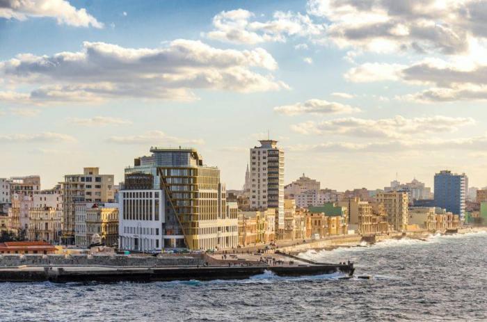 La Habana, vista de la punta, hotel nuevo