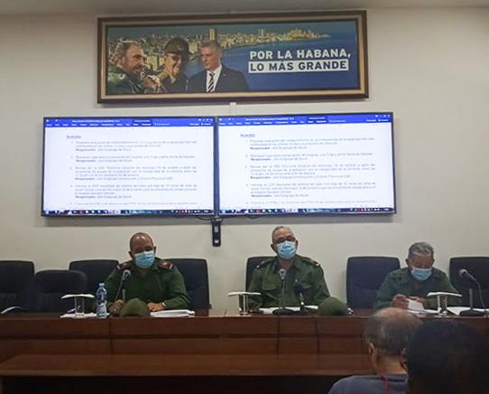 Luis Antonio Torres Iríbar, primer secretario del partido en la habana, Reinaldo García Zapata, gobernador de la habana y Ramón Pardo Guerra, jefe del Estado Mayor Nacional de la Defensa Civil, en reunión del consejo de defensa