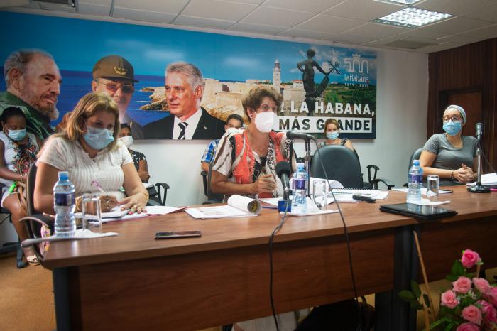 Ena Elsa Veláquez, Ministra de educación, Yoania Falcón Suárez, directora provincial de educación en La Habana y Tatiana Viera, coordinadora del Gobierno Provincial de La Habana, presiden la reunión