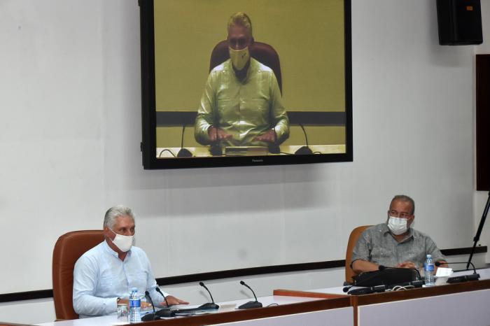 El presidente cubano Miguel Díaz-Canel Bermúdez durante una videoconferencia con las principales autoridades del país