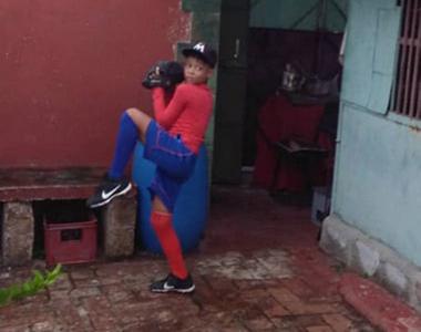 Niño entrenado béisbol