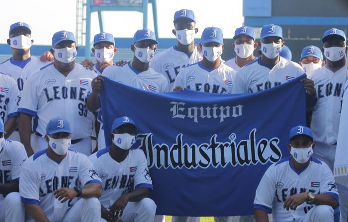 Abanderamiento del equipo de Industriales