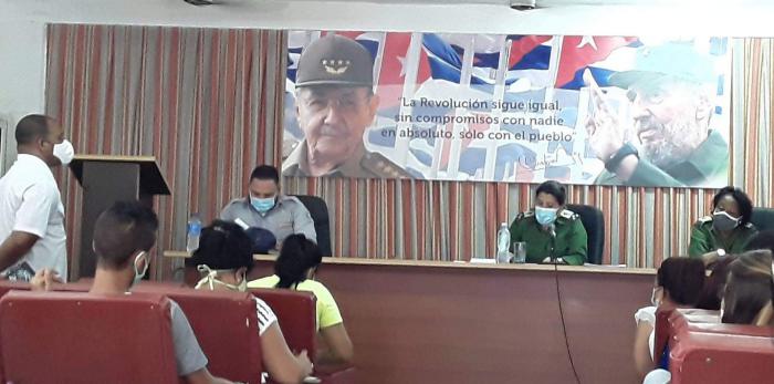Presidencia y participantes en el Consejo de Defensa Municipal del municipio de Cotorro