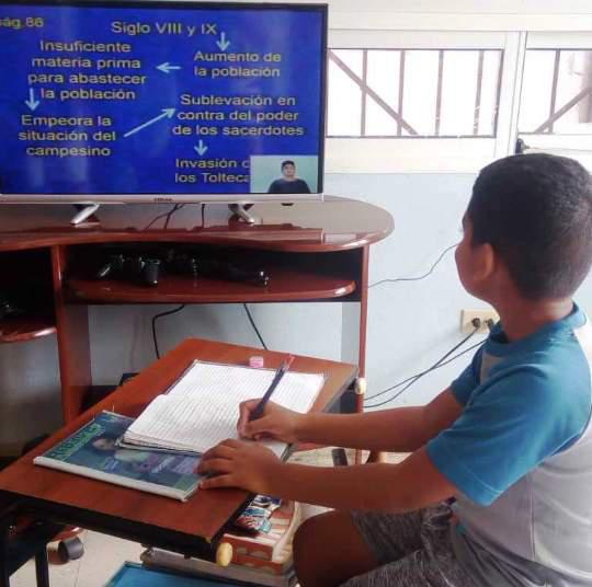 Niño viendo las teleclases