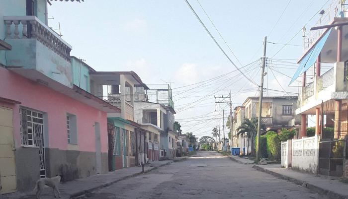 Una calle del Cotorro, solo se ven las casas y nadie en la calle