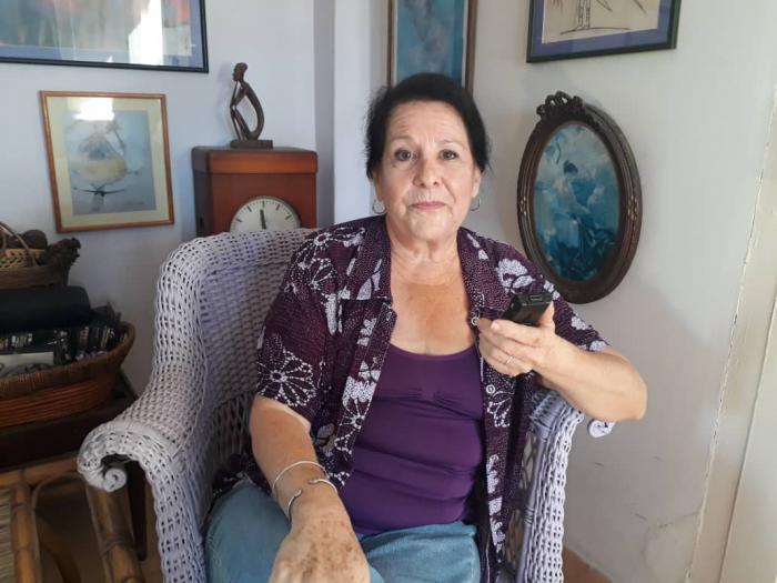 Raquel González, directora y guionista de la serie De amores y esperanzas sentada en una sala