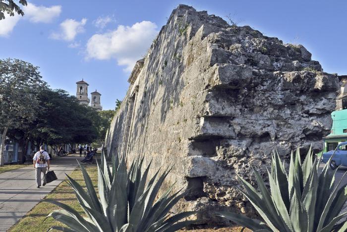 Caminar cerca de las murallas en La Habana Vieja