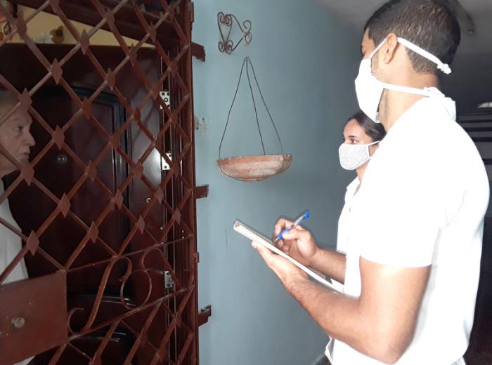 Estudiantes de Medicina realizan pesquisas para detectar la COVID-19