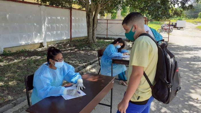 Joven para reclutar, y persona que recoge sus datos 