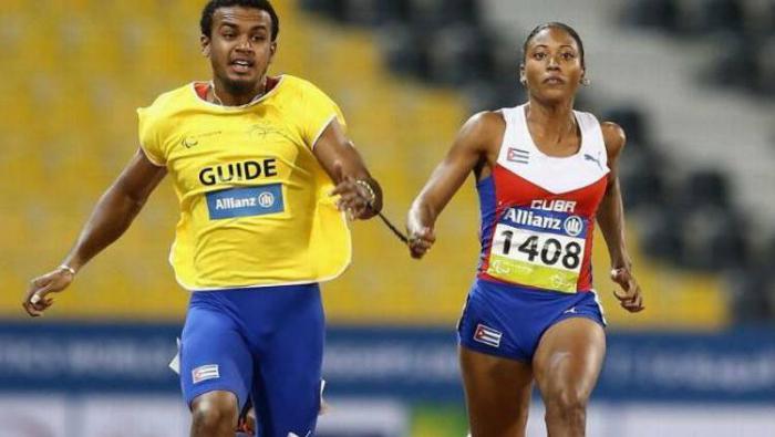 Omara Durand corre junto a su guía