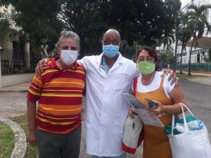 El doctor José Rubiera y su esposa, en las afueras del hospital capitalino. Foto: Tomada del Facebook del doctor Domingo Gómez Graham
